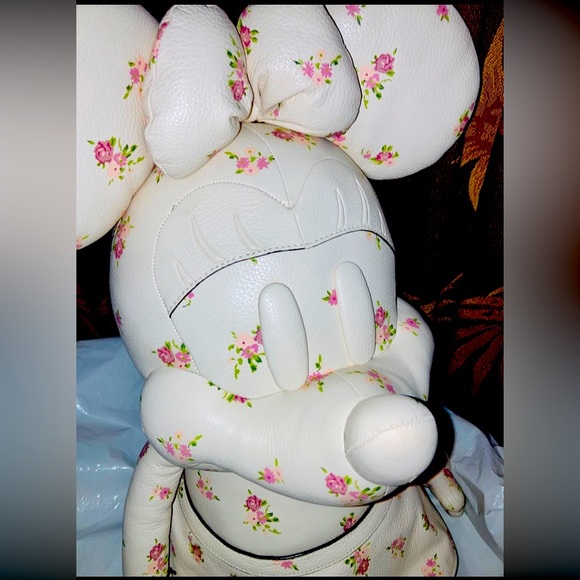 LIMITED EDITION Coach & Disney Minnie Mouse XL leather Collectors Doll. - Picture 4 of 7